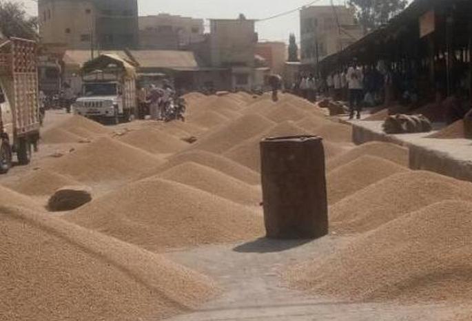 Soybean prices fluctuate; Incoming dropped! | सोयाबीनच्या दरात चढ-उतार; आवक घटली! Soybean prices fluctuate; Incoming dropped! | सोयाबीनच्या दरात चढ-उतार; आवक घटली!