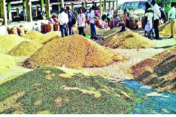  Soybean Producer Plunder: - The convenient ignore of the Market Committee in Islamabad | सोयाबीन उत्पादकांची लूट - : इस्लामपुरात बाजार समितीचे सोयीस्कर दुर्लक्ष