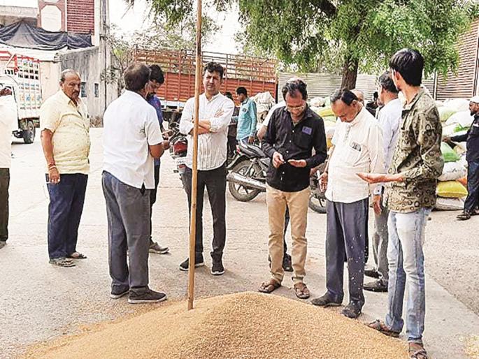 Guaranteed price only on paper! Time to sell agricultural produce at a bargain price; Waiting for government centers | हमीभाव फक्त कागदावर! शेतमाल कवडीमोल दरात विकण्याची वेळ; शासकीय केंद्रांची प्रतीक्षा!