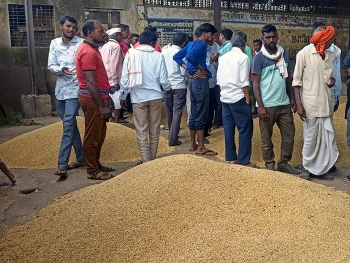 On the eve of Diwali, the price of soyabeans decreased, on the other hand, the prices of edible oil flared up | ऐन दिवाळीच्या तोंडावर सोयाबीनच्या दरात घट, दुसरीकडे खाद्यतेलाचे भाव भडकले On the eve of Diwali, the price of soyabeans decreased, on the other hand, the prices of edible oil flared up | ऐन दिवाळीच्या तोंडावर सोयाबीनच्या दरात घट, दुसरीकडे खाद्यतेलाचे भाव भडकले