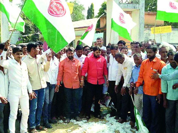 Soyabean, cotton, thrown at the gate of District Collectorate Office | जिल्हाधिकारी कार्यालयाच्या गेटवर फेकले सोयाबीन, कापूस Soyabean, cotton, thrown at the gate of District Collectorate Office | जिल्हाधिकारी कार्यालयाच्या गेटवर फेकले सोयाबीन, कापूस