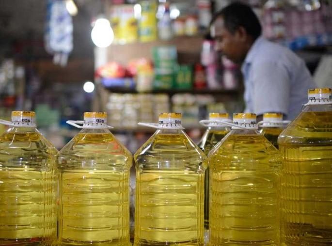 Soybean and palm oil prices rise; The budget of housewives collapsed | सोयाबीन आणि पामतेलाचे दर वाढले; गृहिणींचे बजेट कोलमडले