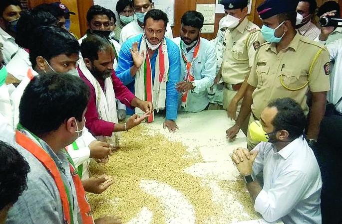 Soybean seeds thrown on the table of Mahabeej Managing Director | महाबीज व्यवस्थापकीय संचालकांच्या टेबलवर फेकले सोयाबीन बियाणे Soybean seeds thrown on the table of Mahabeej Managing Director | महाबीज व्यवस्थापकीय संचालकांच्या टेबलवर फेकले सोयाबीन बियाणे