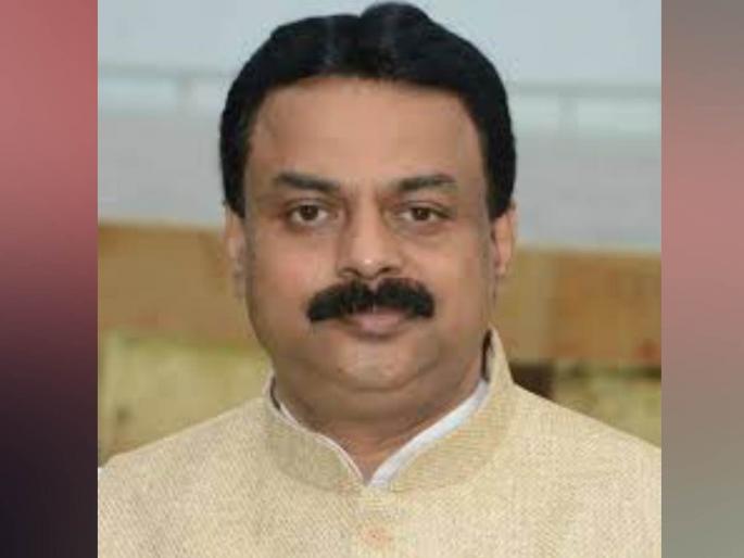 dindoshi get rid of the pits mla sunil prabhu took it from the municipal authorities in mumbai | दिंडोशी खड्डेमुक्त करा; आमदार सुनील प्रभूंनी महापालिका अधिकाऱ्यांकडून घेतला आढवा!