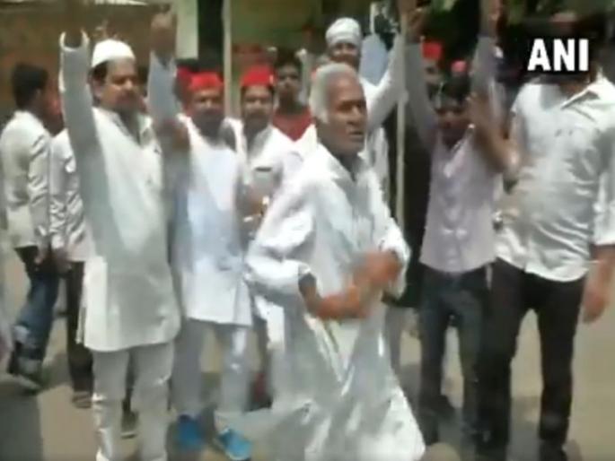 WATCH: Awesome dance drama of the SP workers in the joy of victory | WATCH: विजयाच्या खुशीत सपा कार्यकर्त्याचा अजब-गजब डान्स WATCH: Awesome dance drama of the SP workers in the joy of victory | WATCH: विजयाच्या खुशीत सपा कार्यकर्त्याचा अजब-गजब डान्स