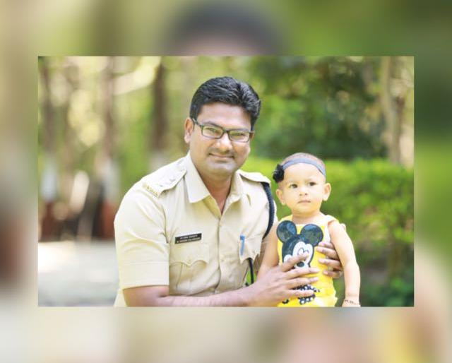 superintendent of police gives helping hand to women candidates in police recrutment process | पोलीस भरतीसाठी आलेल्या महिला उमेदवारांच्या मदतीसाठी सरसावले पोलिस अधीक्षक superintendent of police gives helping hand to women candidates in police recrutment process | पोलीस भरतीसाठी आलेल्या महिला उमेदवारांच्या मदतीसाठी सरसावले पोलिस अधीक्षक