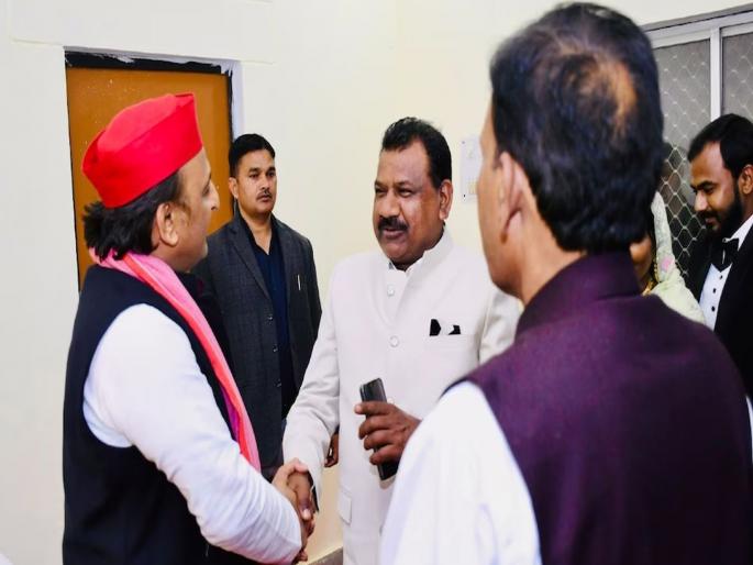 Bahujan Samaj Party leader expelled from party for arranging son's marriage with Samajwadi Party MLA daughter | SP आमदाराच्या मुलीसोबत स्वत:च्या मुलाचं लग्न लावणं बसपा नेत्याला महागात पडलं Bahujan Samaj Party leader expelled from party for arranging son's marriage with Samajwadi Party MLA daughter | SP आमदाराच्या मुलीसोबत स्वत:च्या मुलाचं लग्न लावणं बसपा नेत्याला महागात पडलं