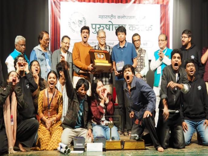 SP College wins the Purushottam Maha karandak inter college competition | 'अरे आव्वाज कुणाचा' च्या जयघोषात स.प महाविद्यालयाने पुरुषोत्तम महाकरंडकावर नाव कोरले SP College wins the Purushottam Maha karandak inter college competition | 'अरे आव्वाज कुणाचा' च्या जयघोषात स.प महाविद्यालयाने पुरुषोत्तम महाकरंडकावर नाव कोरले