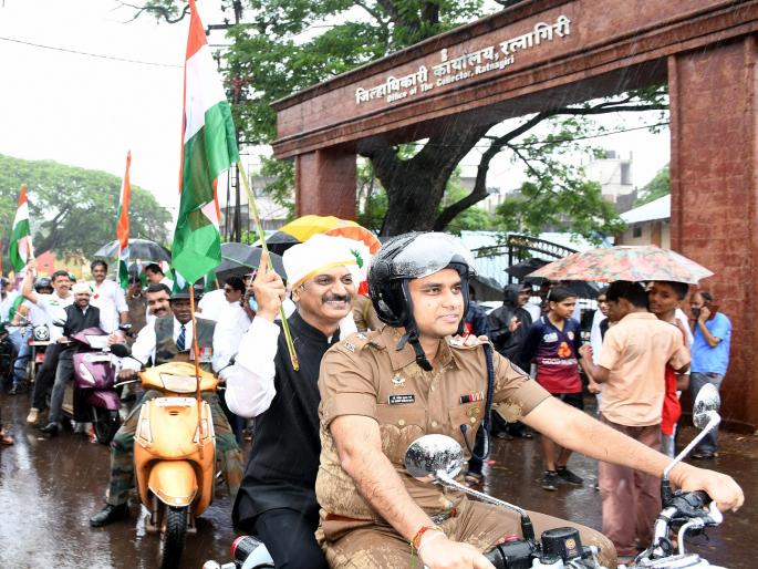 Ekta Tricolor rally in Ratnagiri, the Superintendent of Police escorted the Collector on a two wheeler | ... अन् पाेलीस अधीक्षक झाले जिल्हाधिकाऱ्यांचे सारथी Ekta Tricolor rally in Ratnagiri, the Superintendent of Police escorted the Collector on a two wheeler | ... अन् पाेलीस अधीक्षक झाले जिल्हाधिकाऱ्यांचे सारथी