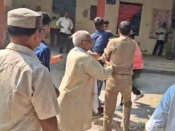 amethi sp leader son attack elderly man and his kid chased and beaten in front of police | धक्कादायक! सपा नेत्याच्या मुलाची गुंडगिरी; वृद्धाला त्याच्या लेकासह पोलिसांसमोरच केली मारहाण amethi sp leader son attack elderly man and his kid chased and beaten in front of police | धक्कादायक! सपा नेत्याच्या मुलाची गुंडगिरी; वृद्धाला त्याच्या लेकासह पोलिसांसमोरच केली मारहाण