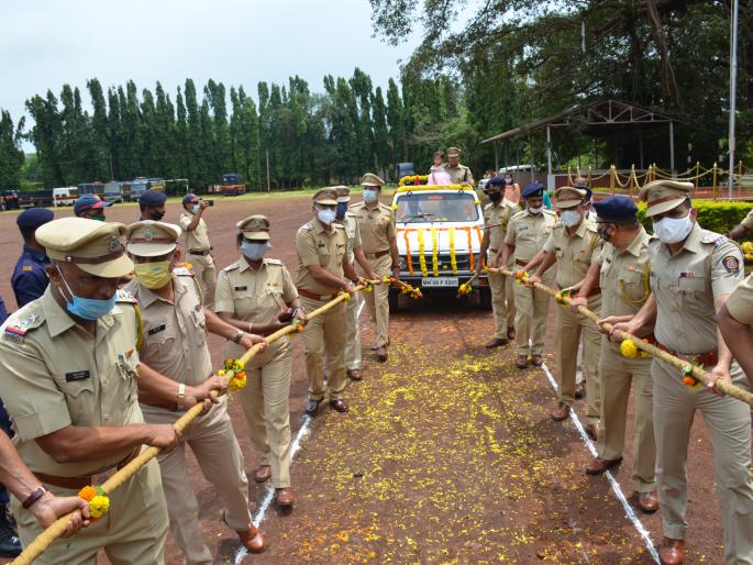 The staff said goodbye to the Superintendent of Police while pulling the vehicle | गाडी ओढत पोलीस अधीक्षकांना दिला कर्मचाऱ्यांनी निरोप The staff said goodbye to the Superintendent of Police while pulling the vehicle | गाडी ओढत पोलीस अधीक्षकांना दिला कर्मचाऱ्यांनी निरोप