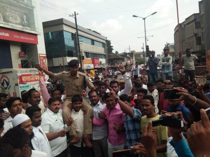 IPS Dr. Cancellation of Nilabh Rohan - Ichalkaranji citizens, various parties, organizations on the road | आयपीएस डॉ. निलाभ रोहन यांची बदली रद्द करा-इचलकरंजीतील नागरिक, विविध पक्ष, संघटनां रस्त्यावर IPS Dr. Cancellation of Nilabh Rohan - Ichalkaranji citizens, various parties, organizations on the road | आयपीएस डॉ. निलाभ रोहन यांची बदली रद्द करा-इचलकरंजीतील नागरिक, विविध पक्ष, संघटनां रस्त्यावर