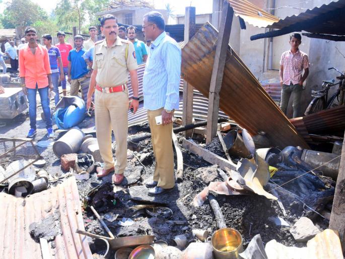 Four gas cylinders in Sangli; 24 houses of firefighters | सांगलीत चार गॅस सिलिंडरचा स्फोट; 24 घरे आगीच्या भक्ष्यस्थानी Four gas cylinders in Sangli; 24 houses of firefighters | सांगलीत चार गॅस सिलिंडरचा स्फोट; 24 घरे आगीच्या भक्ष्यस्थानी
