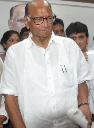 Sharad Pawar targeted at Chief Minister, but appreciated Gadkari | शरद पवारांचा मुख्यमंत्र्यांवर निशाणा, गडकरींचे मात्र कौतुक