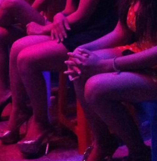 Raid on spa salon in Nagpur: Brothel busted, four prostitutes found | नागपुरात स्पा सलूनवर छापा : कुंटणखान्याचा पर्दाफाश , चार वारांगना सापडल्या Raid on spa salon in Nagpur: Brothel busted, four prostitutes found | नागपुरात स्पा सलूनवर छापा : कुंटणखान्याचा पर्दाफाश , चार वारांगना सापडल्या