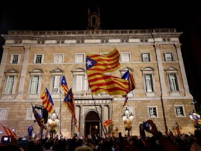 Spanish control of 'independent' Catalonia, dismissal of extra-judicial government | ‘स्वतंत्र’ कॅटलोनियावर स्पेनचे नियंत्रण, फुटीरवादी सरकार केले बरखास्त Spanish control of 'independent' Catalonia, dismissal of extra-judicial government | ‘स्वतंत्र’ कॅटलोनियावर स्पेनचे नियंत्रण, फुटीरवादी सरकार केले बरखास्त