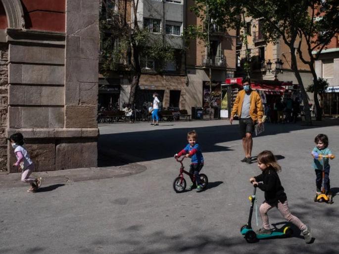 When children in Spain run on the streets .. | स्पेनमधली मुलं रस्त्यावर धावली तेव्हा.. When children in Spain run on the streets .. | स्पेनमधली मुलं रस्त्यावर धावली तेव्हा..