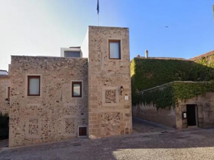 Couple steals 45 wine bottles, including bottle worth ₹3 cr from Spain hotel | हॉटेलमधून दाम्पत्याने चोरल्या दारूच्या बाटल्या; एका बाटलीची किंमत ऐकून व्हाल थक्क! Couple steals 45 wine bottles, including bottle worth ₹3 cr from Spain hotel | हॉटेलमधून दाम्पत्याने चोरल्या दारूच्या बाटल्या; एका बाटलीची किंमत ऐकून व्हाल थक्क!