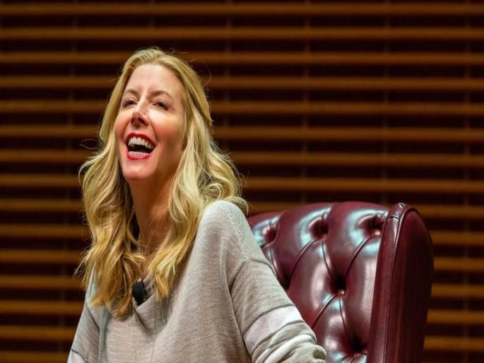 Spanx CEO Sara Blakely gave her employees $10000 each along with two first-class plane tickets | ८ लाख रुपये अन् फ्लाइटची तिकिटे; महिला बॉसनं दिला सरप्राइज बोनस, कर्मचारी भावूक Spanx CEO Sara Blakely gave her employees $10000 each along with two first-class plane tickets | ८ लाख रुपये अन् फ्लाइटची तिकिटे; महिला बॉसनं दिला सरप्राइज बोनस, कर्मचारी भावूक