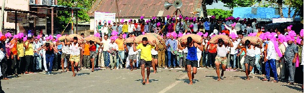 Success in life on red soil, Mathadi workers gathering: Dhananjay Mahadik | लाल मातीतच आयुष्य यशस्वी, माथाडी कामगारांचा मेळावा : धनंजय महाडिक Success in life on red soil, Mathadi workers gathering: Dhananjay Mahadik | लाल मातीतच आयुष्य यशस्वी, माथाडी कामगारांचा मेळावा : धनंजय महाडिक
