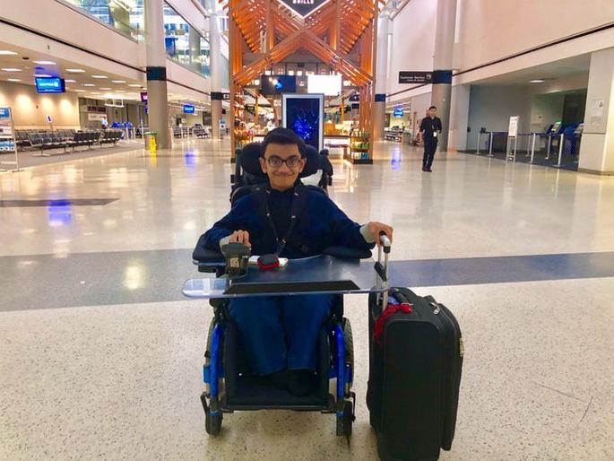 Howdy Modi Indian origin teen to sing national anthem at 'Howdy Modi' | Howdy Modi : दुर्मीळ आजाराशी लढणारा भारतीय वंशाचा मुलगा गाणार राष्ट्रगीत Howdy Modi Indian origin teen to sing national anthem at 'Howdy Modi' | Howdy Modi : दुर्मीळ आजाराशी लढणारा भारतीय वंशाचा मुलगा गाणार राष्ट्रगीत