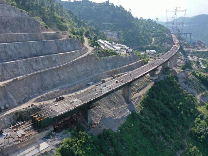 Italian technology for two bridges among 16 coming up on J&K rail link | इटालियन तंत्रज्ञानाच्या सहाय्याने उभारणार २ पूल; भूकंपापासून होणार संरक्षण Italian technology for two bridges among 16 coming up on J&K rail link | इटालियन तंत्रज्ञानाच्या सहाय्याने उभारणार २ पूल; भूकंपापासून होणार संरक्षण