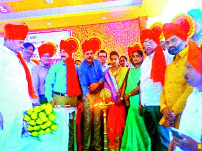 Two-and-a-half thousand citizens certificates - Hemant Nikam | अडीच हजार नागरिकांना दाखले - हेमंत निकम Two-and-a-half thousand citizens certificates - Hemant Nikam | अडीच हजार नागरिकांना दाखले - हेमंत निकम