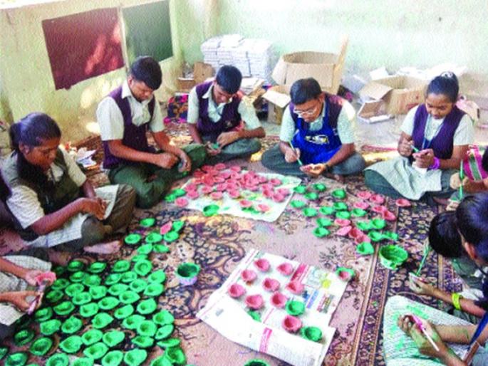 The special kids launched two lakh boots | विशेष मुलांनी साकारल्या दोन लाख पणत्या The special kids launched two lakh boots | विशेष मुलांनी साकारल्या दोन लाख पणत्या