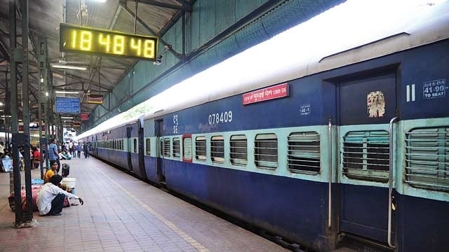 Travel only on special trains if the ticket is 'confirmed' | विशेष रेल्वे गाड्यांमध्ये तिकीट ‘कन्फर्म’ झाले तरच प्रवास Travel only on special trains if the ticket is 'confirmed' | विशेष रेल्वे गाड्यांमध्ये तिकीट ‘कन्फर्म’ झाले तरच प्रवास