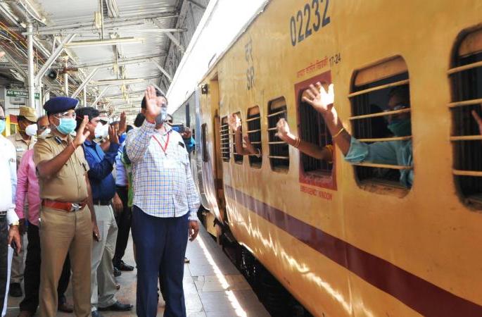 58 lakh migrants reached the village | ५८ लाख स्थलांतरित पोचले गावी, ४२८६ श्रमिक विशेष रेल्वेगाड्या चालविल्या