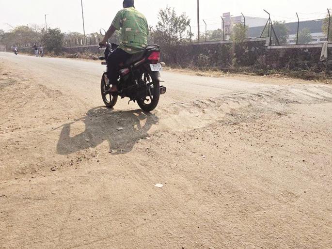 16 speed bumps within one kilometer of Etawah Road, will they prevent accidents or increase them? | इटावा रोडच्या एक किलोमीटर अंतरात १६ गतिरोधक; गाड्यांचं नुकसान, प्रवाशांचा जीव टांगणीला 16 speed bumps within one kilometer of Etawah Road, will they prevent accidents or increase them? | इटावा रोडच्या एक किलोमीटर अंतरात १६ गतिरोधक; गाड्यांचं नुकसान, प्रवाशांचा जीव टांगणीला