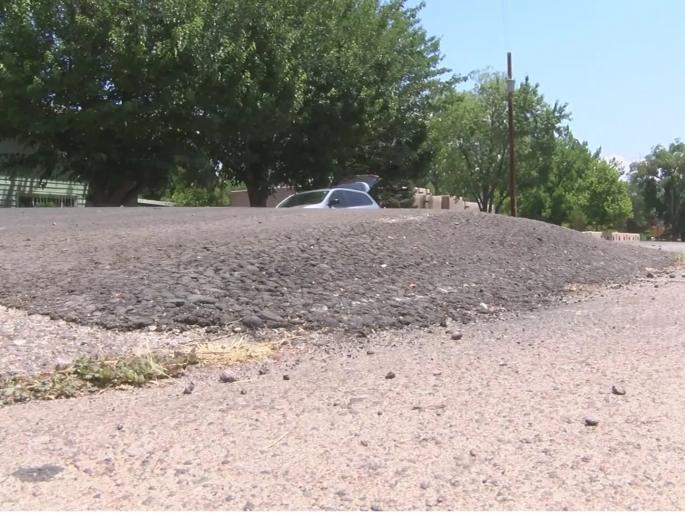 5 accidents in a month due to lack of speed bumps, no signs; Engineer, contractor booked | गतिरोधकावर पट्टे नाहीत, फलकही नसल्याने महिनाभरात ५ अपघात; अभियंता, ठेकेदारावर गुन्हा 5 accidents in a month due to lack of speed bumps, no signs; Engineer, contractor booked | गतिरोधकावर पट्टे नाहीत, फलकही नसल्याने महिनाभरात ५ अपघात; अभियंता, ठेकेदारावर गुन्हा