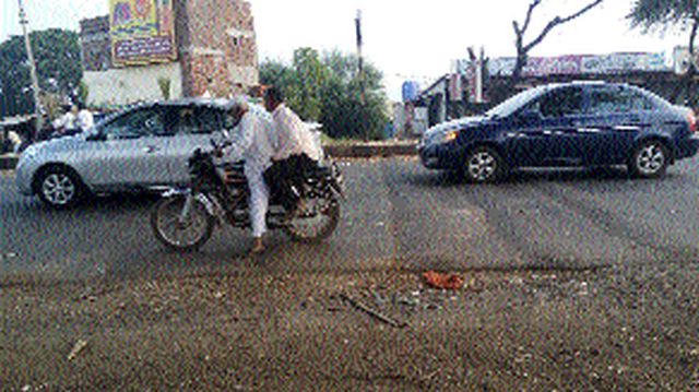 Failure of speeding up the Nashik-Aurangabha highway | नाशिक-औरंगाबात महामार्गावरील गतिरोधक ठरतायेत जीवघेणे Failure of speeding up the Nashik-Aurangabha highway | नाशिक-औरंगाबात महामार्गावरील गतिरोधक ठरतायेत जीवघेणे