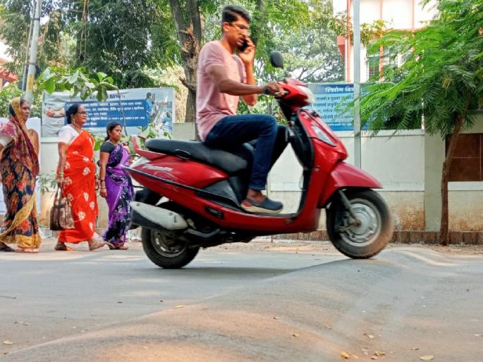 Improper and unscientifically constructed Speedbreaker are dangerous for motorists | सदोष गतिरोधक ठरताहेत जीवघेणे; नियमांना हरताळ, महापालिकेचे दुर्लक्ष  Improper and unscientifically constructed Speedbreaker are dangerous for motorists | सदोष गतिरोधक ठरताहेत जीवघेणे; नियमांना हरताळ, महापालिकेचे दुर्लक्ष