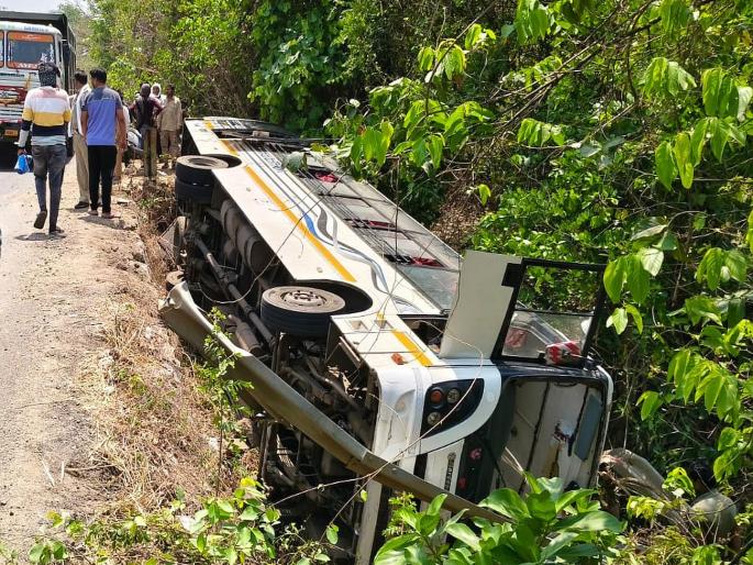 speeding Travels overturns; 32 passengers injured, incident in Manora Phata area | भरधाव ट्रॅव्हल्स पलटली ; ३२ प्रवासी जखमी, मानोरा फाटा परिसरातील घटना