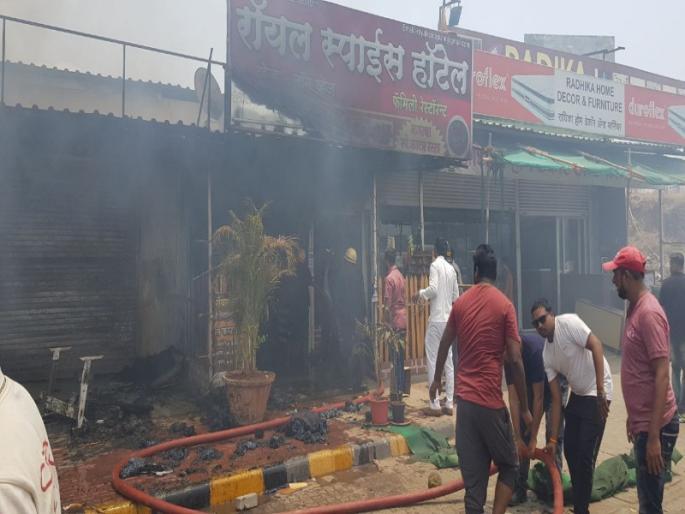 four shops burn in Gruesome fire , loss of 25 lakhs | भीषण आगीत चार दुकाने भस्मसात, अंदाजे २५ लाखांचे नुकसान four shops burn in Gruesome fire , loss of 25 lakhs | भीषण आगीत चार दुकाने भस्मसात, अंदाजे २५ लाखांचे नुकसान