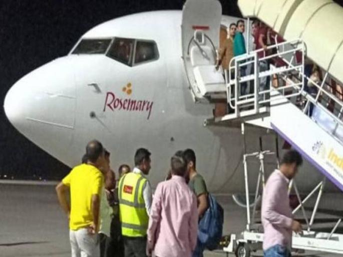 spicejet flight delhi to patna landed in varanasi due to bad weather pilot refuse to fly | पाटण्याला जाणारं विमान 'त्यानं' बनारसमध्ये उतरवलं अन् म्हणाला, माझी ड्युटी संपली spicejet flight delhi to patna landed in varanasi due to bad weather pilot refuse to fly | पाटण्याला जाणारं विमान 'त्यानं' बनारसमध्ये उतरवलं अन् म्हणाला, माझी ड्युटी संपली