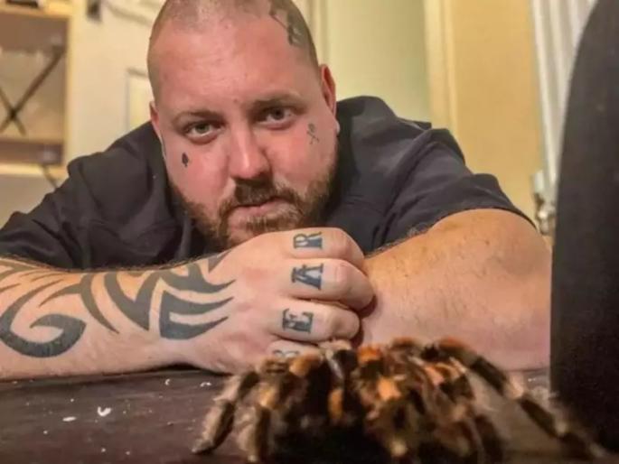 man have 120 spiders and own bedroom in the house | बाबो! हा आहे रिअल लाईफ स्पायडर मॅन, पाळले आहेत तब्बल १२० विषारी कोळी man have 120 spiders and own bedroom in the house | बाबो! हा आहे रिअल लाईफ स्पायडर मॅन, पाळले आहेत तब्बल १२० विषारी कोळी