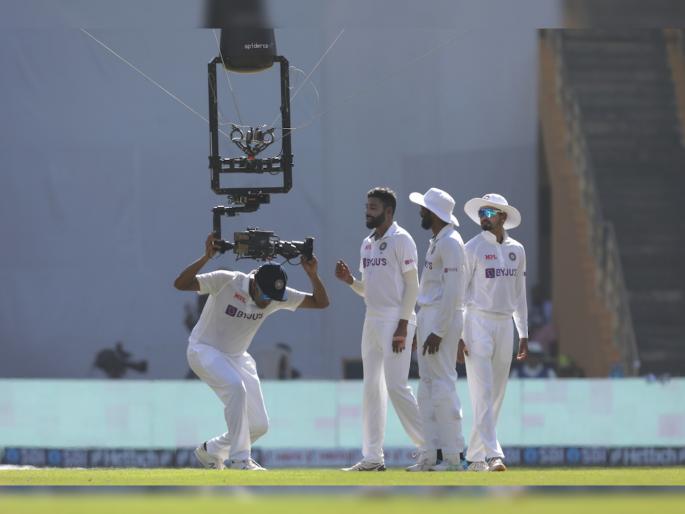 IND vs NZ, 2nd Test Live Updates : Spider-cam is stuck in the ground so umpires decided to take tea on Day 3 | IND vs NZ, 2nd Test Live Updates : अरे बापरे...; Spider-cam मुळे भारत-न्यूझीलंड कसोटीत व्यत्यय, जाणून घ्या नेमकं असं झालं तरी काय