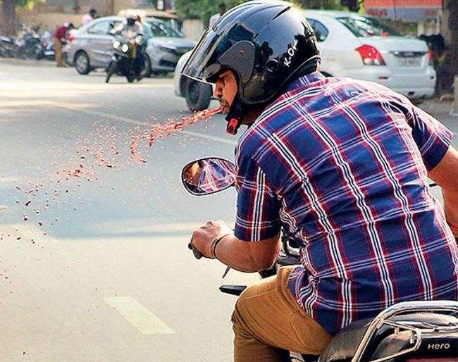 corona virus: Movement against spitting started in the city | corona virus : थुंकण्याविरोधात शहरात चळवळ सुरू corona virus: Movement against spitting started in the city | corona virus : थुंकण्याविरोधात शहरात चळवळ सुरू