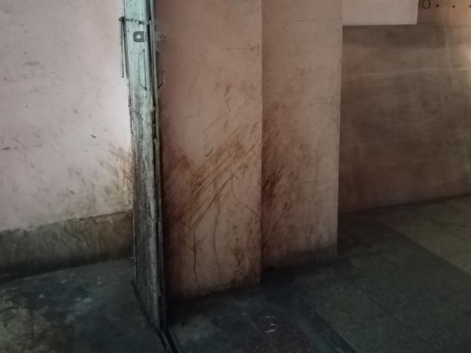 municipal corporation appointed squad to look after who spit on walls | महापालिका रंगवणाऱ्यांना दंड करण्यासाठी स्वतंत्र पथक municipal corporation appointed squad to look after who spit on walls | महापालिका रंगवणाऱ्यांना दंड करण्यासाठी स्वतंत्र पथक
