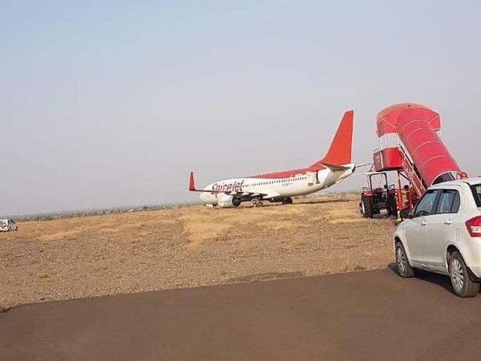 Landing fails, the plane coming to the Shirdi airport is directly on farm, Close shave for Spicejet passengers at Shirdi airport | लँडिंग भरकटले, शिर्डी विमानतळावर उतरणारे विमान थेट माळरानवरच Landing fails, the plane coming to the Shirdi airport is directly on farm, Close shave for Spicejet passengers at Shirdi airport | लँडिंग भरकटले, शिर्डी विमानतळावर उतरणारे विमान थेट माळरानवरच