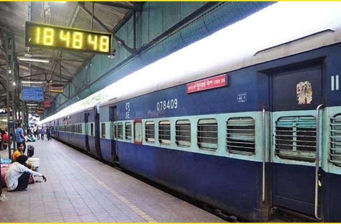 Passengers are looted in festival special trains | फेस्टिव्हल स्पेशल रेल्वेगाड्यात होतेय प्रवाशांची लूट Passengers are looted in festival special trains | फेस्टिव्हल स्पेशल रेल्वेगाड्यात होतेय प्रवाशांची लूट