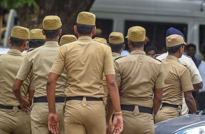 Special squads to arrest absconding criminals at divisional stage | फरार गुन्हेगारांना पकडण्यासाठी विभागस्तरावर विशेष पथके