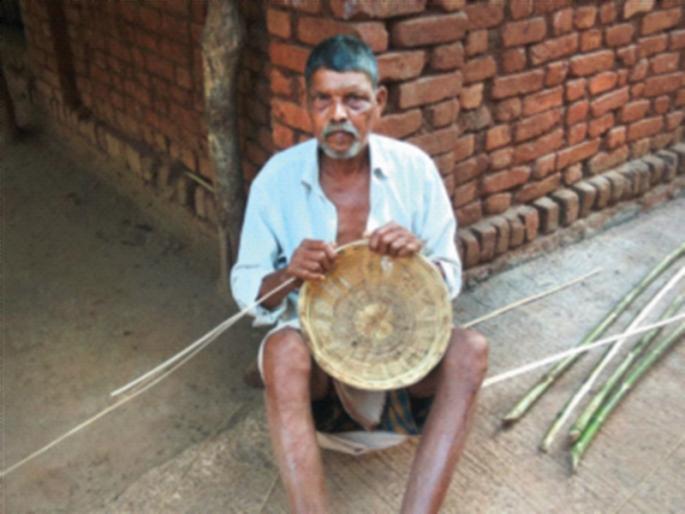 Even at the age of 70, he takes care of the house | ७०व्या वर्षीही सांभाळतात घराची जबाबदारी