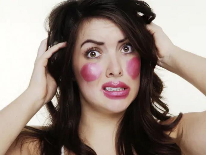 These beauty mistakes can spoil your look | तुमच्या 'या' चुकांमुळे लूक तर बिघडेलच त्वचेचंही होईल नुकसान!