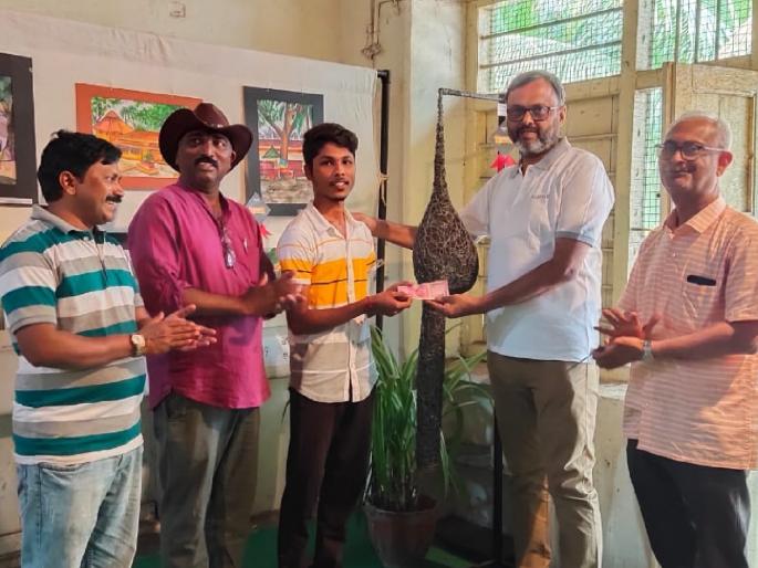 Rahul Babar nest made of wire was sold for five thousand rupees | कलेला दाद; चिमणीचं घरटं तारेचं..पाच हजाराच्या मोलाचं, सांगलीतील प्रदर्शनातून आलं अर्थभान Rahul Babar nest made of wire was sold for five thousand rupees | कलेला दाद; चिमणीचं घरटं तारेचं..पाच हजाराच्या मोलाचं, सांगलीतील प्रदर्शनातून आलं अर्थभान