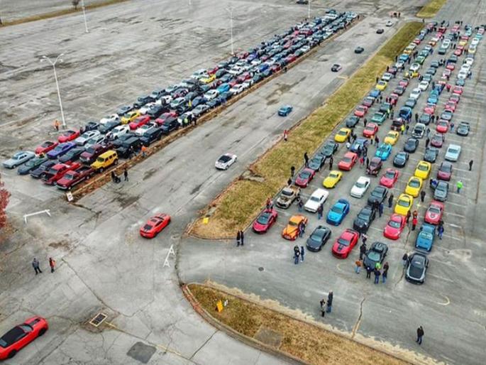 Thousands of sports cars lead funeral procession for american boy who died from cancer | कॅन्सरने जीव गेलेल्या मुलाची होती शेवटची इच्छा, हजारों स्पोर्ट्स कार्ससोबत निघाली अंत्ययात्रा...