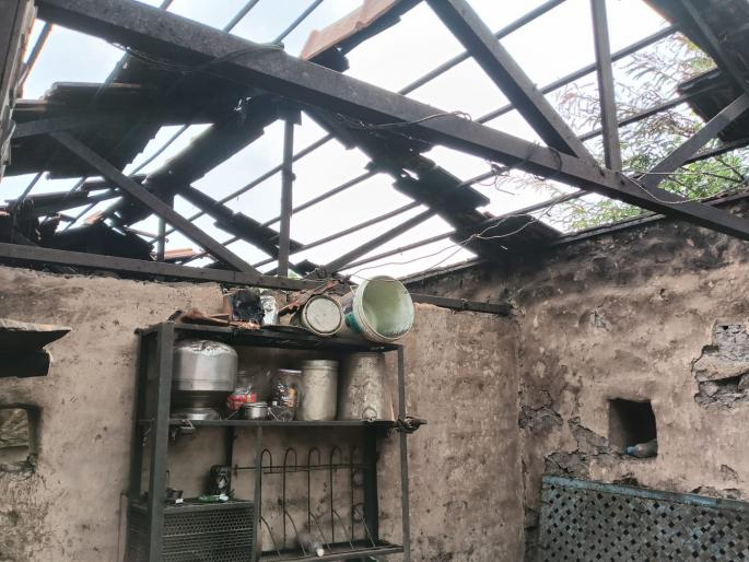 One person injured in a gas cylinder explosion at Enkul in Khatav taluka satara | Satara: एनकुळ येथे गॅस सिलिंडरचा स्फोट, एकजण जखमी; ऐन दिवाळीत संसारोपयोगी साहित्य जळून खाक One person injured in a gas cylinder explosion at Enkul in Khatav taluka satara | Satara: एनकुळ येथे गॅस सिलिंडरचा स्फोट, एकजण जखमी; ऐन दिवाळीत संसारोपयोगी साहित्य जळून खाक