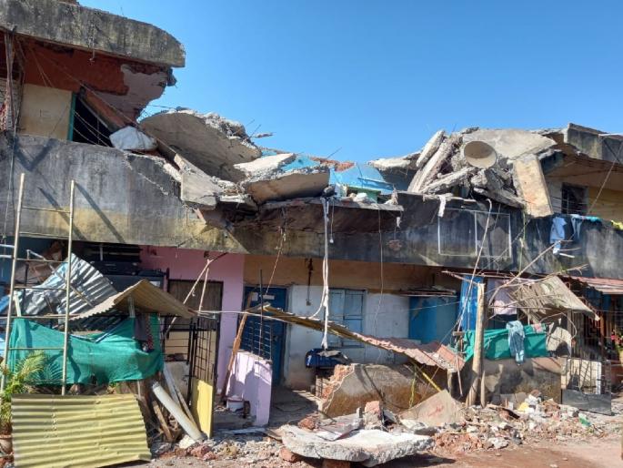 Mother and daughter killed in blast at Shetyenagar near Ratnagiri city, Anti Terrorism Squad is investigating | रत्नागिरीत स्फोटात माय-लेक ठार, स्फोट नेमका कशाचा याबाबत गूढ; दहशतवादविरोधी पथकाकडून तपास सुरू Mother and daughter killed in blast at Shetyenagar near Ratnagiri city, Anti Terrorism Squad is investigating | रत्नागिरीत स्फोटात माय-लेक ठार, स्फोट नेमका कशाचा याबाबत गूढ; दहशतवादविरोधी पथकाकडून तपास सुरू